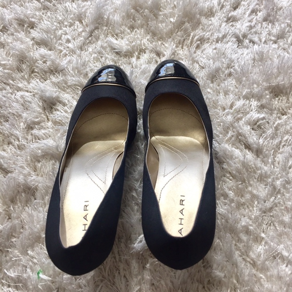 Beautiful and classy brand new Eli Tahari pumps